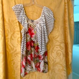 Pretty flirty top to wear on or off the shoulder